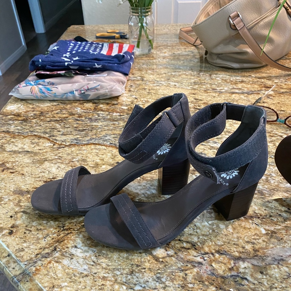 New gray Yellowbox ankle strap sandals  size 7.5